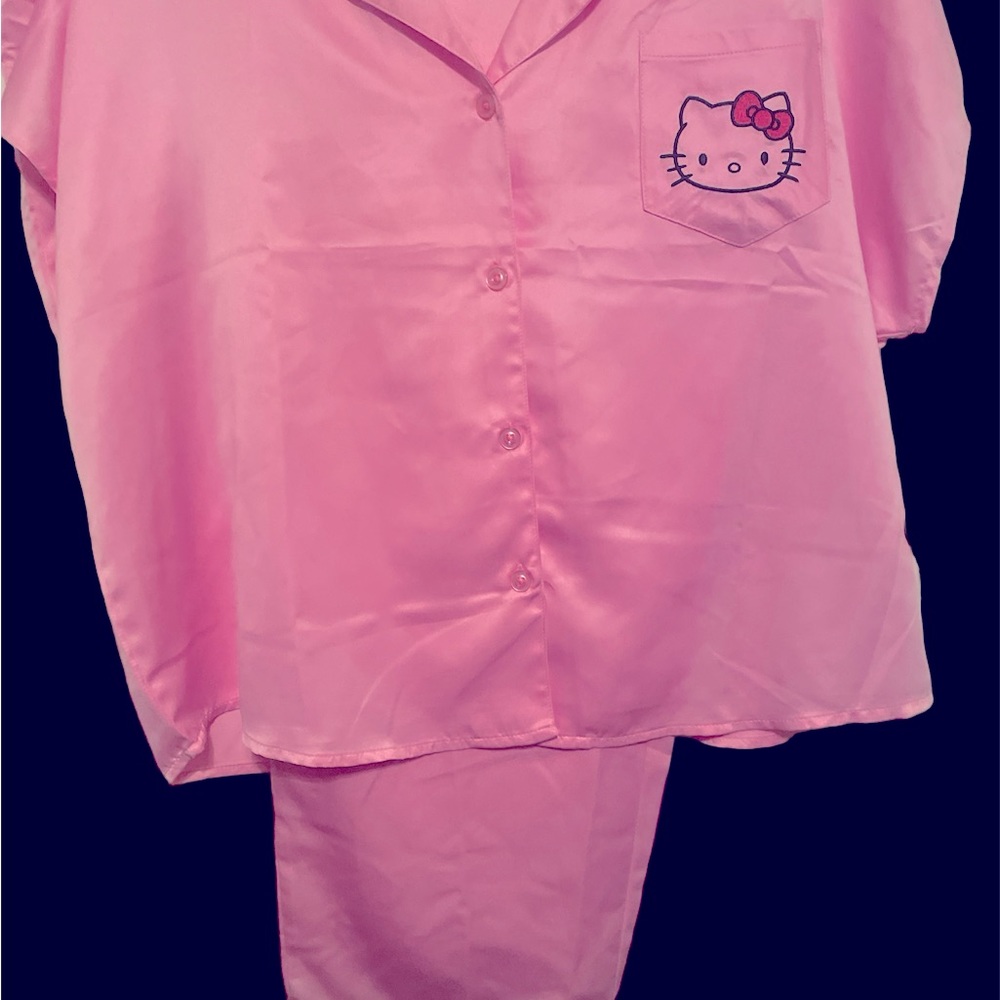 HELLO KITTY SATIN PAJAMA SET. SIZE L. NWT.